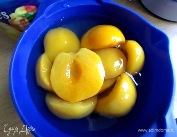 Если у вас в запасе есть банка с персиками (850 г), вот тот случай не просто их съесть, а применить в пирог.