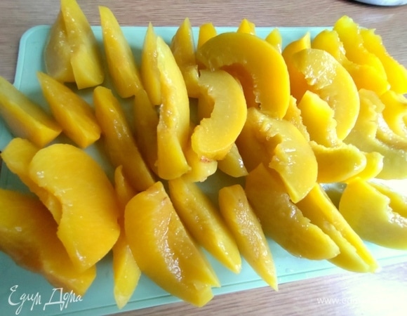 Процедить. Нарезать персики на дольки.