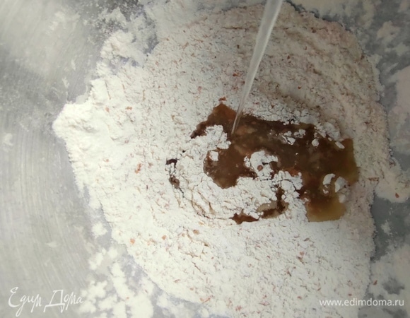 Влить сироп от персиков с маслом.