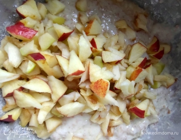 Я еще покрошила в тесто яблоко.