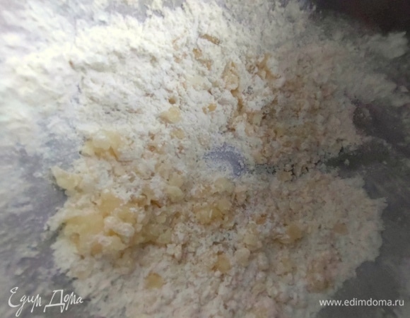 Растереть руками состав для крошки.