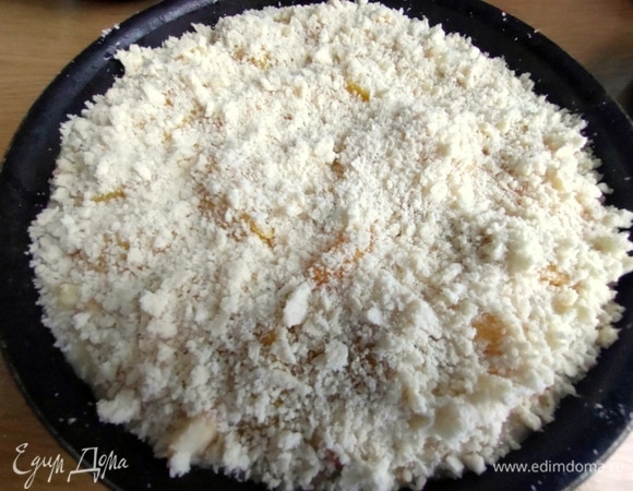 Посыпать сверху на персики.