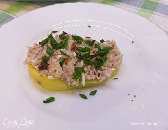 Все пропустить через мясорубку или измельчить блендером. Заправить растительным маслом, перцем. Карри — дело вкуса. Попробуйте с небольшой массой форшмака, а потом решайте, добавлять ли эту приправу. Я решила подавать на кусочках отварного картофеля, посыпав хлопьями сладкой паприки и зеленым луком. Вы можете выбрать белый или ржаной хлеб, как нравится.