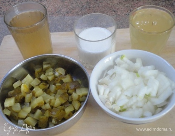 Лук и огурцы нарезать небольшими кубиками.