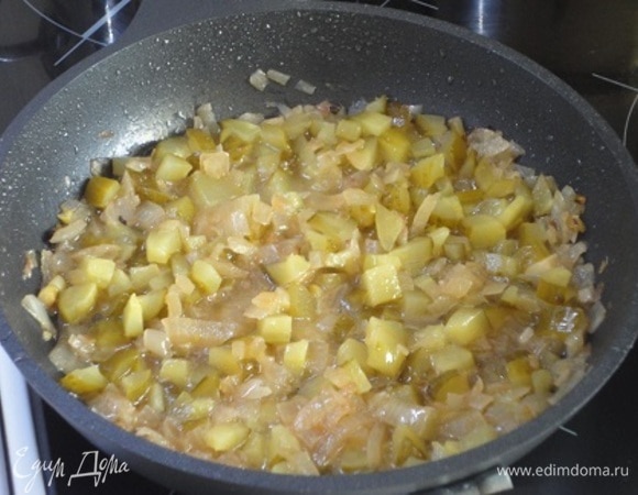 Курицу убираем со сковороды и здесь же жарим лук до мягкости. Вливаем рассол и при медленном кипении увариваем его наполовину. Добавляем огурцы и доводим все до кипения.