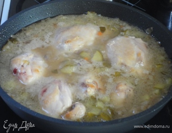 Возвращаем в сковороду курицу и заливаем бульоном. Я для таких случаев держу бульонный порошок, который развожу кипятком. При неимении данного можно использовать горячую воду.