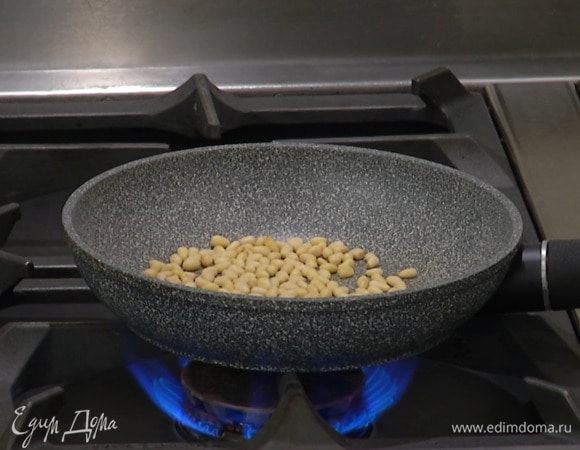 Кедровые орехи подсушить на разогретой сковороде.
