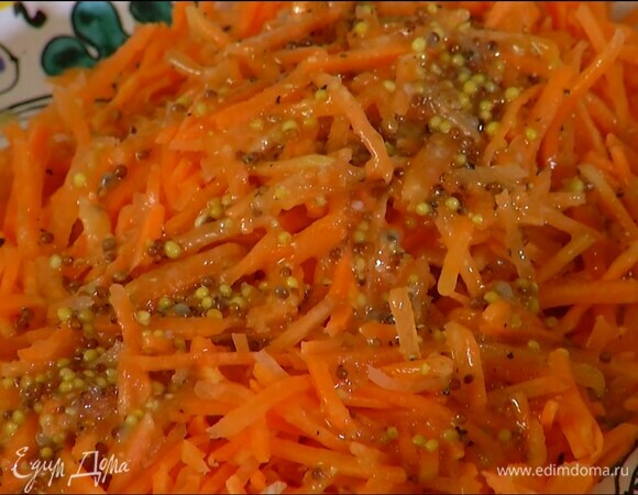 Морковь почистить, натереть на крупной терке и выложить на блюдо, полить заправкой и дать постоять.