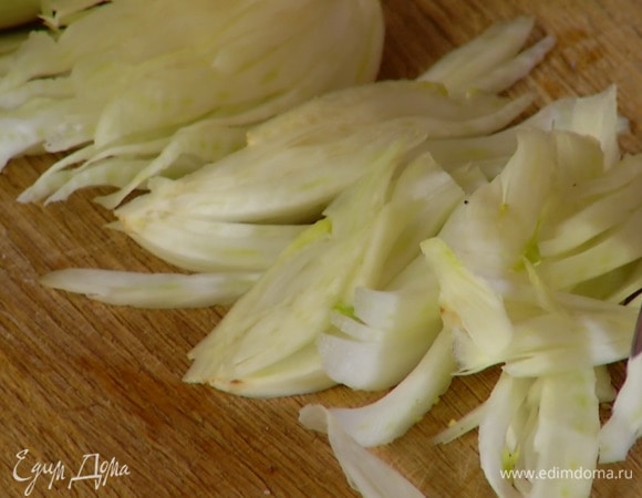 Фенхель нарезать тонкой соломкой и отправить к моркови.