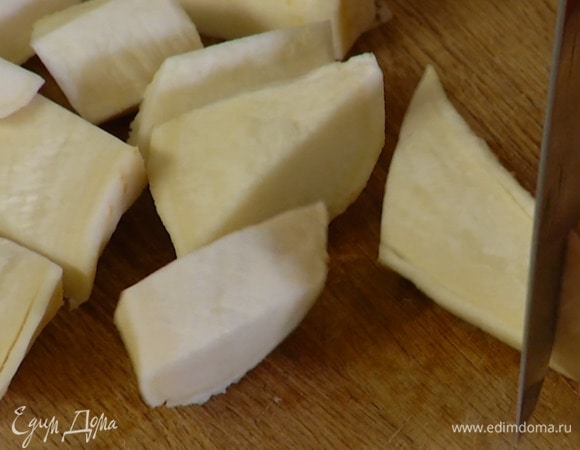 Корни пастернака почистить и нарезать небольшими кусками.