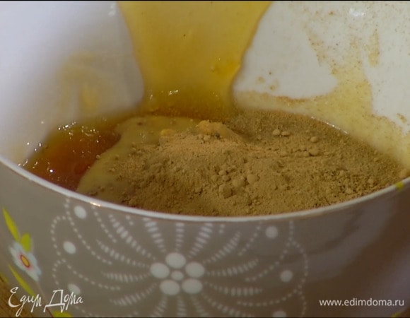 Приготовить глазурь: джем соединить с горчицей, всыпать зиру, имбирь и все перемешать.
