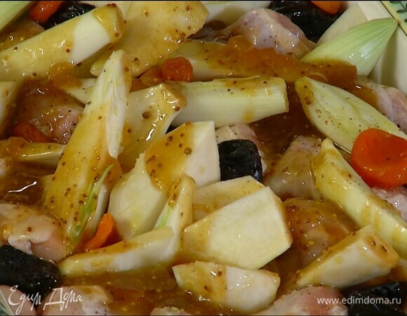 Куриные голени выложить в жаропрочную форму, добавить шалот, пастернак, все посолить, поперчить и смазать глазурью, сверху разложить сухофрукты, полить оливковым маслом и слегка перемешать лопаткой, затем еще раз посолить и поперчить.