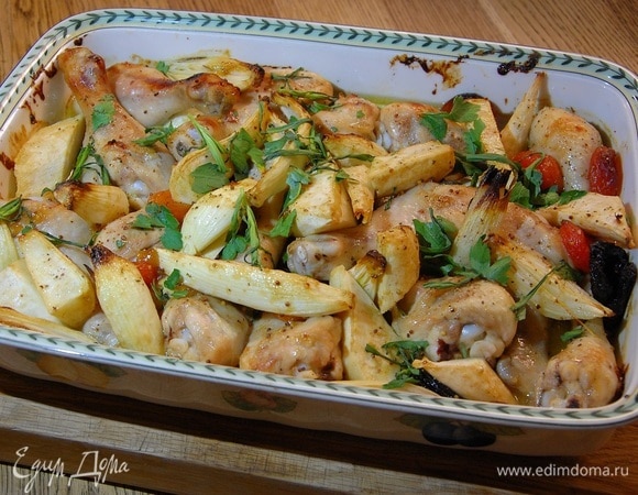 Петрушку и тархун порвать руками и посыпать готовую курицу.