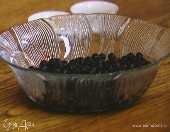 Чернику предварительно разморозить.