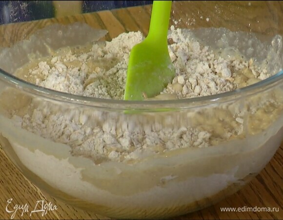 Яйца разбить в другую посуду и слегка взбить венчиком, влить растительное масло, ванильный экстракт и молоко, добавить кленовый сироп и яблочное пюре, все перемешать и вылить в сухие ингредиенты.