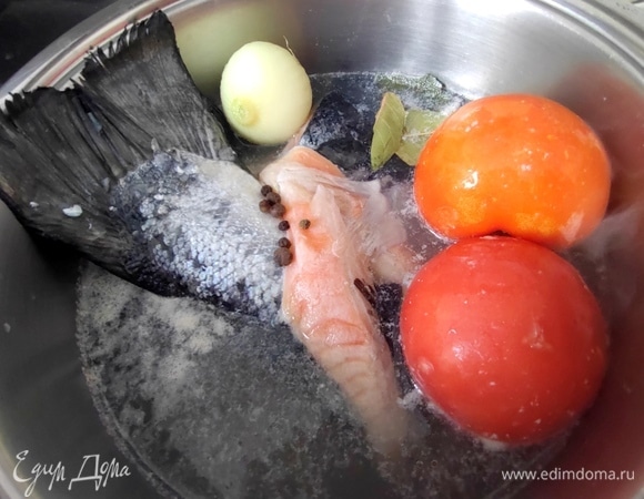 Добавить помидоры, головку лука, лавровый лист, перец, соль. Когда закипит, снять пену. Жидкость и соль регулируйте по своему вкусу и привычкам.