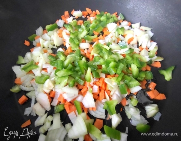 Лук, морковь измельчить, немного обжарить, позже всыпать нарезанную паприку.