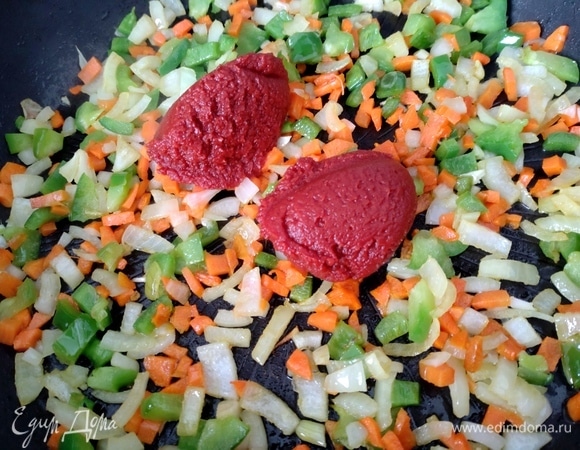 Ввести томатную пасту.