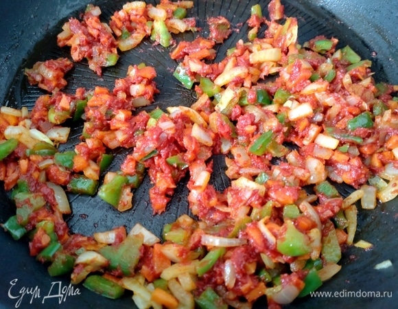 Обжарить, постоянно перемешивая.