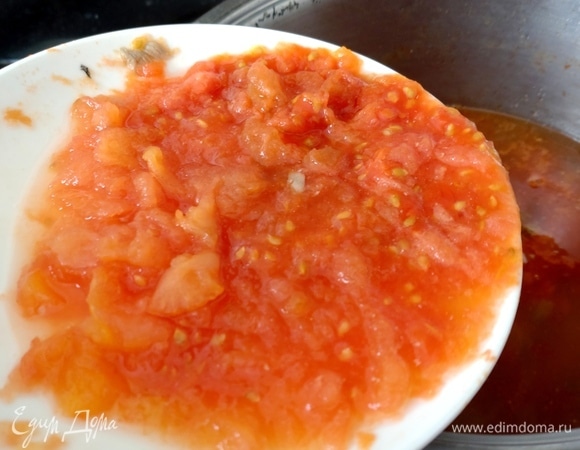 Помидоры проваренные вынуть, снять кожицу, порубить и вернуть обратно в суп.