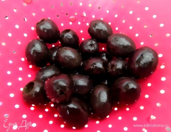 Оливки без косточек процедить.