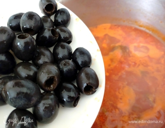 Отправить оливки в суп.