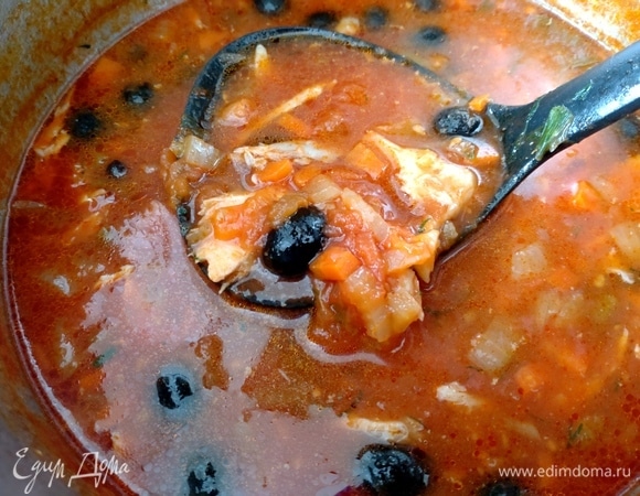 Выключить, выжать лимонный сок (по желанию), налить в тарелку порцию.