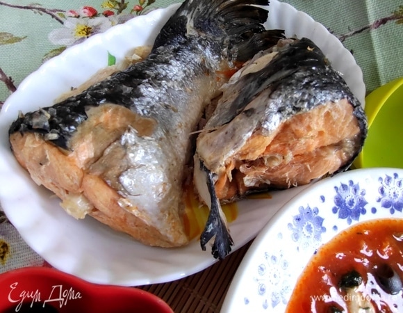 Рыбные части вынуть, отделить мясо от костей, положить каждому в тарелку, остальное — в кастрюлю. Луковицу из супа выбросить.