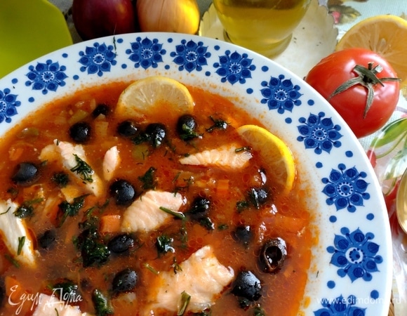 Также лимонный сок можно выжать не в общую кастрюлю, а каждый выдавит сам себе в тарелку из долек лимона.