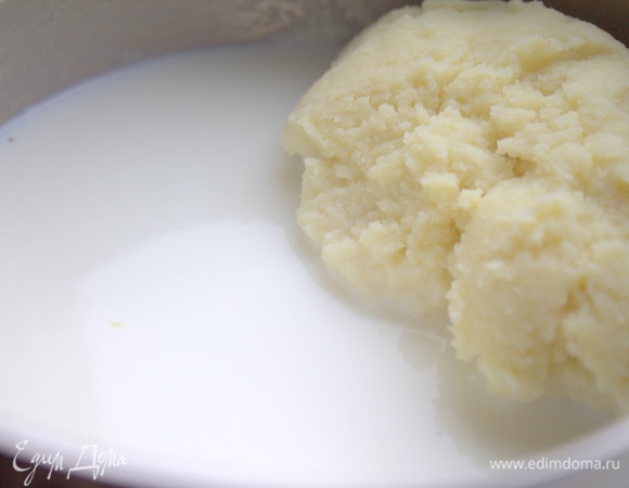 Тесто делаем с добавлением готового пюре, можно вчерашнее. Перенести пюре в теплое молоко.