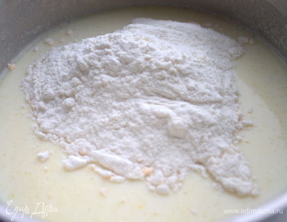 Всыпать муку, снова взбить. Количество муки зависит от густоты пюре.