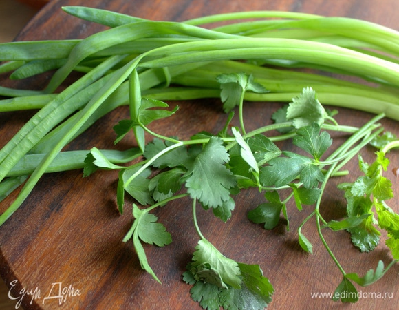 Нарезать зелень.