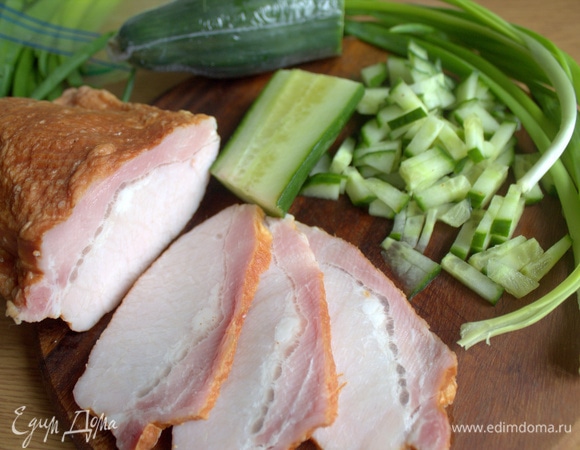 Для начинки нарезать ветчину, огурец и лук.