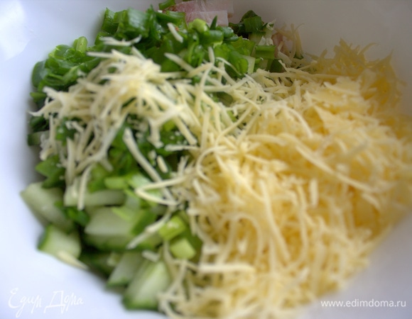 Добавить тертый сыр. По желанию добавить ложку майонеза для связки.