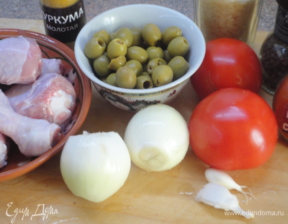 Лук нарезать полукольцами, чеснок нарубить. В оригинале 200 г помидоров черри. У меня 2 помидора весом 250 г. Я очистила их от кожицы с помощью кипятка и нарезала на четвертинки.