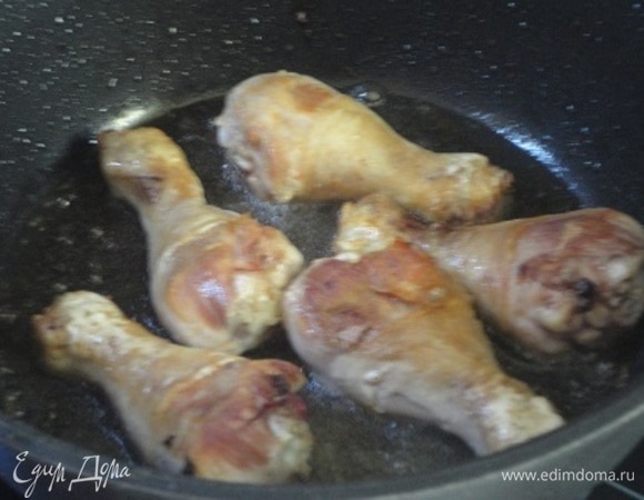 В глубоком сотейнике разогреть масло и обжарить голени до золотистой корочки. Убрать их в тарелку.