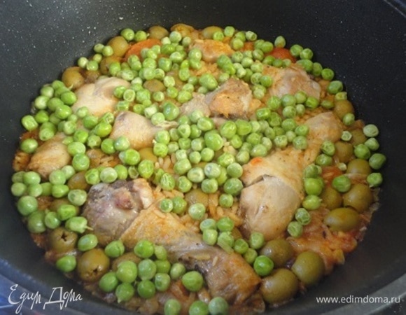 В практически готовое блюдо добавляем замороженный горошек, накрываем крышкой и томим еще 7–10 минут.