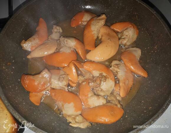 Отрежьте у гребешков мантию (оранжевая часть) и обжарьте пару минут. Добавьте вустерширский соус (можно бальзамический уксус) и лимонный сок и подержите еще подминутки.