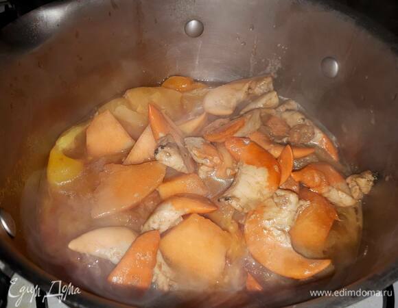 Добавьте мантии к овощам вместе с нарезанной дыней и дайте остыть, затем поставьте в холодильник на полчаса, а после пюрируйте, посолите и добавьте мускатный орех.