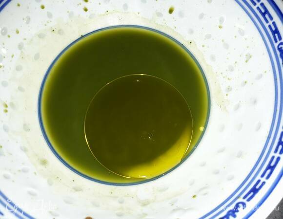 Для кружев смешайте воду, лимонный сок, соль, масло и муку (у меня еще чай матча, поэтому на фото тесто зеленое).