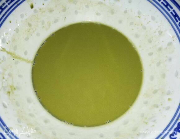 Взбейте до однородного состояния. Тесто будет очень жидким — так и должно быть. Именно такая консистенция и нужна для кружев.