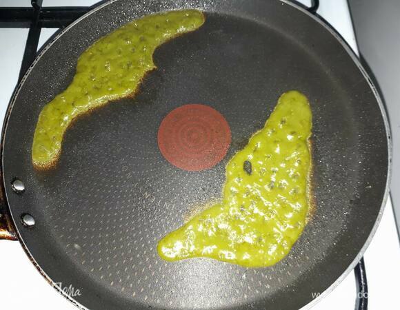 Вылейте 1–2 столовые ложки на очень хорошо разогретую сухую сковородку с антипригарным покрытием и дайте тесту сформировать кружева. Жарить нужно на среднем огне. Как только тесто затвердеет, аккуратно снимите кружева спатулой и выложите на бумагу, чтобы дать стечь лишнему маслу. Обращайтесь с кружевом осторожно, оно очень хрупкое.