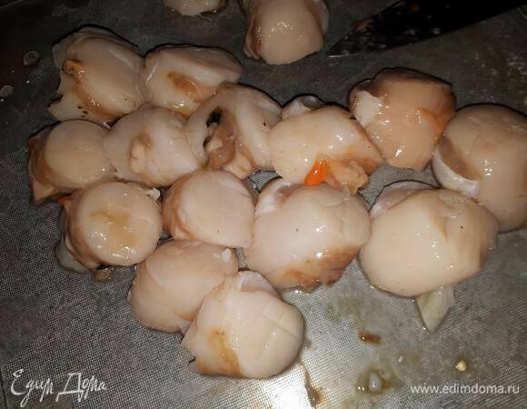 Немного надрежьте тела гребешков и обжарьте с двух сторон на сильном огне до золотистого цвета.