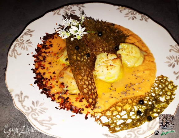 Налейте в тарелку гаспачо, выложите сверху гребешки, украсьте кружевом и хлопьями перца.