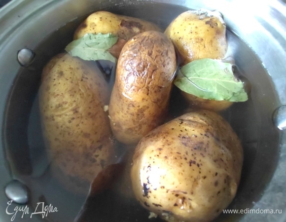 Картофель отварить в кожуре с солью и лавровым листом.