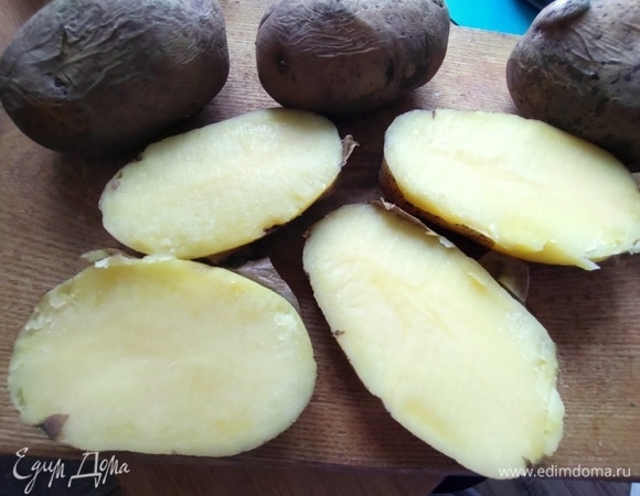 Затем слить воду и разрезать картофель вдоль пополам.