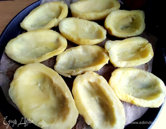 Запекать картофель я буду в пиццемейкере (это сковорода печет сверху и снизу) на пергаменте.