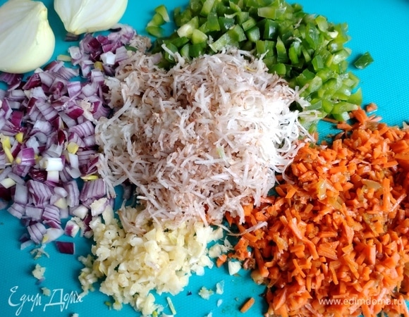 Лук, чеснок и паприку нарезать как обычно.