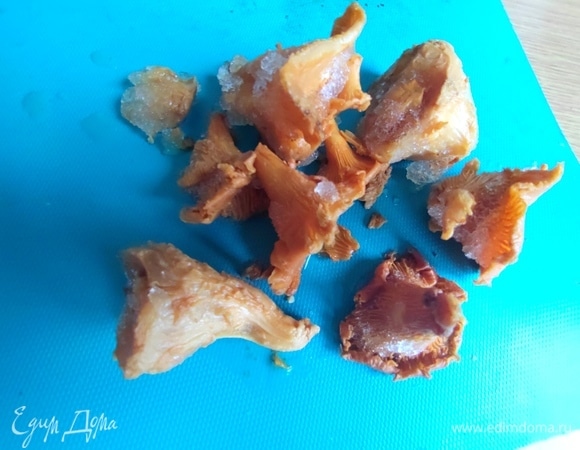 Лисички из заморозки нарезать.