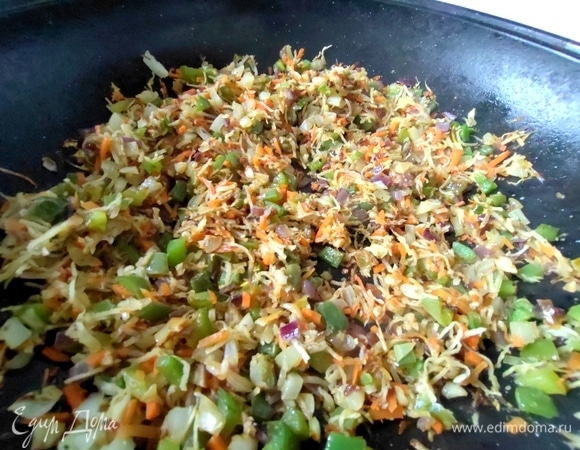 Вначале обжарить овощи.